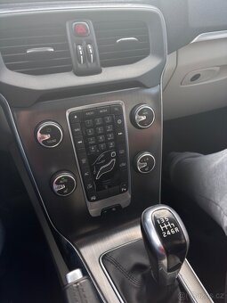 Volvo V40 D4 2.0L 140kW momentum - 9