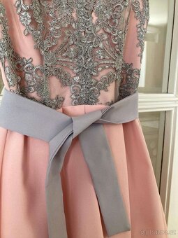 NOVÉ světle růžové šaty s šedou krajkou vel.34-36 - 9