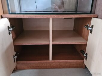 Psací stůl,skříňka s akváriem a rohová police. - 9