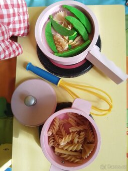 HRAČKA DŘEVĚNÁ KUCHYŇKA A DŘEV. NÁDOBÍ, ŽEHLIČKA, SOLNIČKY - 9