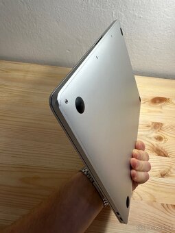 Apple MacBook Pro 2017 256GB i5 8GB RAM - 9