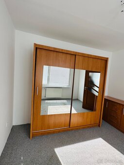 Krásná šatní skříň vyrobená na zakazku - 9