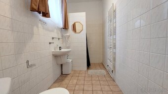 Dům s penziónem a obchodem na náměstí v Horní Plané - 9