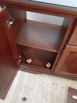 Komoda, postel, stůl - 9