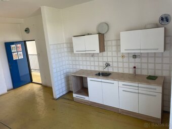 Pronájem haly cca 810m2 včetně kanceláří u metra Hůrka Praha - 9