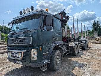 Nákladní automobil pro přepravu dřeva značky Volvo 6 x 6 - 9