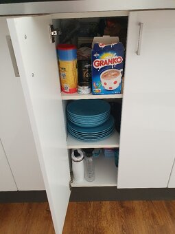 Kuchyně Ikea bílý lesk 4,3m+bar 1,8m+6 funkčních spotřebičů - 9