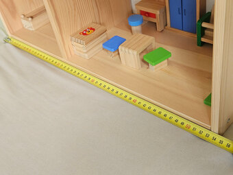 Domeček pro panenky IKEA FLISAT + dřevěné vybavení odjinud - 9