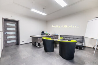 Prodej areálu s všestranným využitím nedaleko dálnice Praha - 9