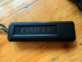 RGB set Lian Li Strimer Plus V2 + Hub + 4x ARGB ventilátory - 9