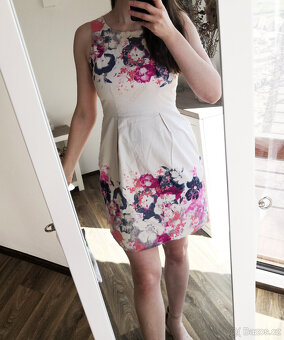 Bavlněné šaty s květy Oasis - 9