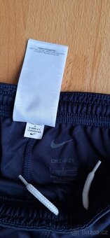 NOVÉ sportovní kraťasy NIKE dětské S - 9