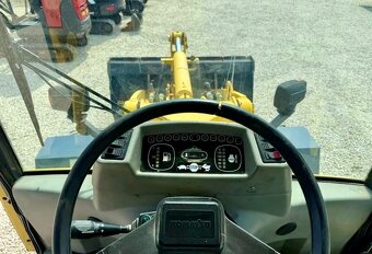 KLOUBOVÝ NAKLADAČ KOMATSU WA 75 - 9