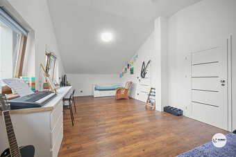 Bytová jednotka 4+kk (202 m2) v rodinném domě s terasou a dv - 9