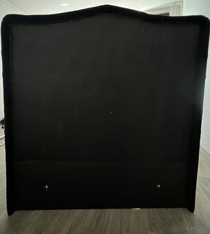 Čalouněná postel s knoflíkovým tuftovaným čelem + box - 9