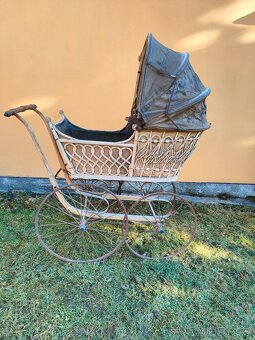 Starožitný proutěný kočárek č. 888 - 9