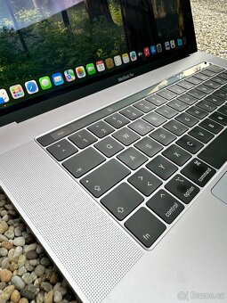 MacBook PRO 15” 2019 - nova baterie A1990 - 9