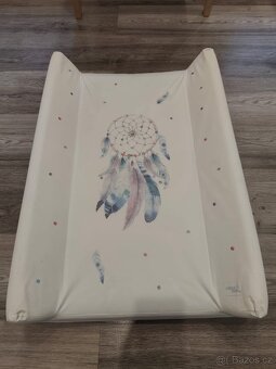 Přebalovací stůl, tvrdá přebalovací podložka, úložné koše - 9