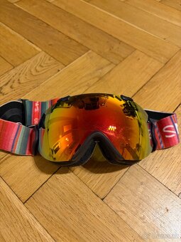 Snowboard, vázání, brýle - 9