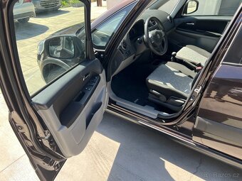 SUZUKI SX4 1,6i 88KW 1.MAJITEL 35000KM NAVIG.TAŽNÉ VYHŘ.SED. - 9