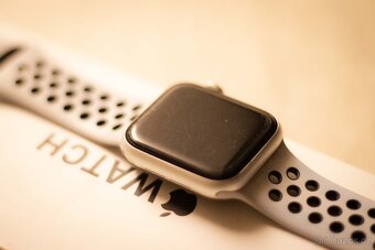 Apple Watch SE 40 mm – Silver + Nike Sport řemínek - 9