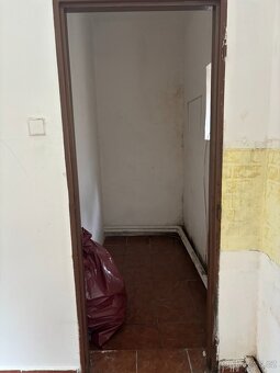 🏡 Prodej dvou rodinných domů s dvorkem a garážemi – Skočice - 9