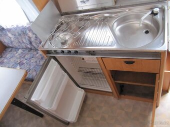 Prodám karavan Knaus Sudwind 450 uf,r.v.1993 + předstan. - 9