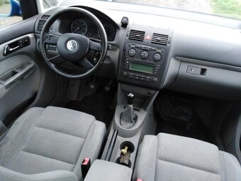 VW TOURAN 2,0 TDi ZA 49000 KČ S TAŽNÝM - 9