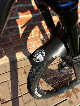 Commencal Meta TR V4 29/M. 100km skoro nové - 9