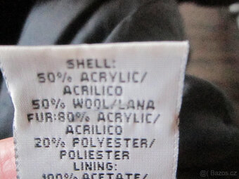 Černý kabát s kožešinou na límci, vel. M/L, délka 115 cm - 9