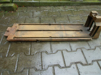 Naklápěcí upínací stůl s drážkami. - 9