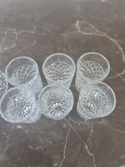 Karafa se šesti sklenkami - 9