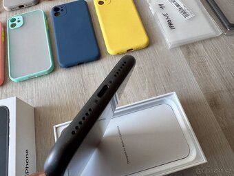 Apple iPhone 11 , černý , 256 GB, plus kryty - 9