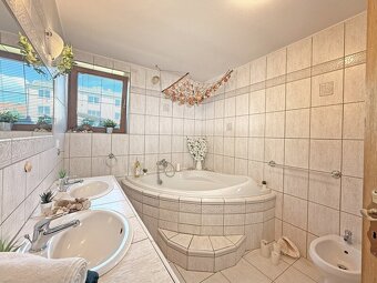 Rodinný dům 5 + kk s fotovoltaikou a zahradou 597 m², lokali - 9