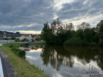 Prodej rodinného domu se stodolou u rybníka ve Vlkanově u Do - 9