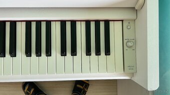 Digitální piano Yamaha YDP-S54WH s židličkou Stagg - 9