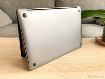 Apple MacBook Pro 15" (2018) - i7 2,20GHz, 16GB, 256GB, BOX - 9