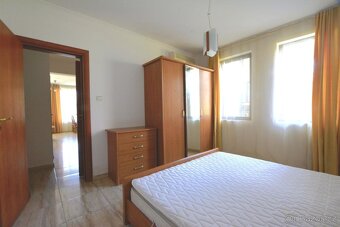Zařízený apartmán 3+kk s verandou a výhledem na bazén - 9
