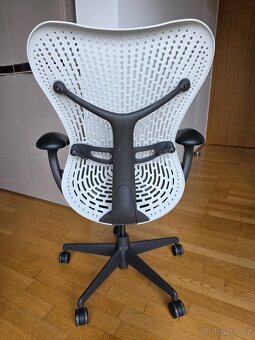 Herman Miller Mirra - 9