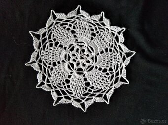 Malé ručně háčkované naškrobené bavlněné dečky - 9