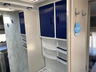 LMC Luxus 490, 4 osoby, stan, světlý interiér - 9