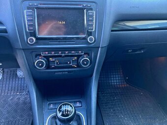 VW GOLF VI 2.0TDi 9/2010 ALU, KLIMA, NAVI, 6.RYCHL, L+Z kola - 9