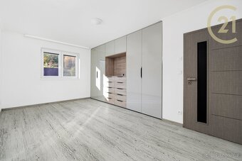 Dva domy, bazén a technologie, díky nimž se tu žije v poh... - 9