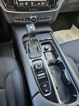 VOLVO V90 2,0 140kW D4 AWD Drive-E MOMENTUM Auto LED KŮŽE - 9