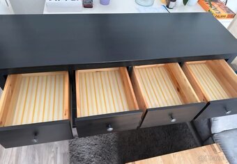 HEMNES KOMODA S OCHRANNÝM SKLEM - 9