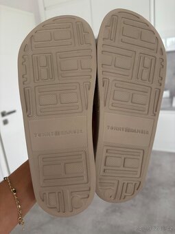Tommy Hilfiger pantofle - 9