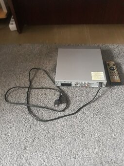 DVD  PŘEHRAVAČ  ZN.  HYUNDAI  S  DÁL. OVLADAČEM - 9