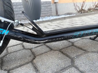 Modrá koloběžka - 9