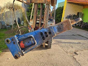 Bourací kladivo používano na traktorbagru Jcb 3cx - 9