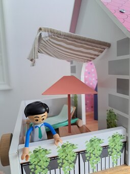 Dřevěný domeček pro panenky + nábytek a figurky - 9